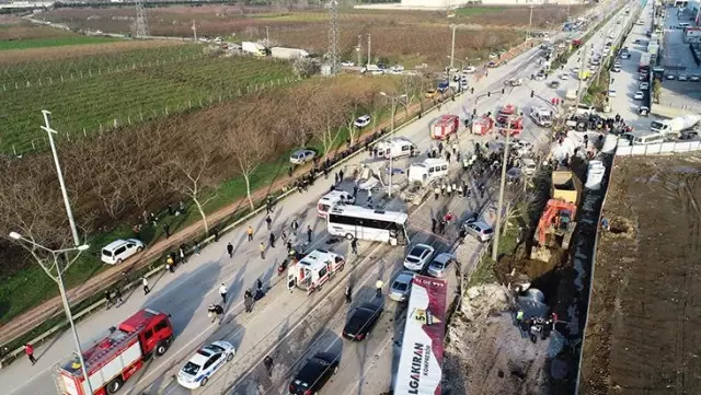 Bursa'da 22 aracı biçen ve 4 kişinin ölümüne neden olan tırın sürücüsü tutuklandı Bursa'da 22 aracı biçen ve 4 kişinin ölümüne neden olan tırın sürücüsü tutuklandı
