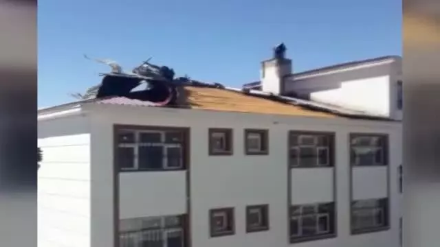 Çatılar kağıt gibi uçtu