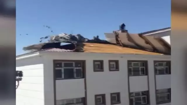 Çatılar kağıt gibi uçtu