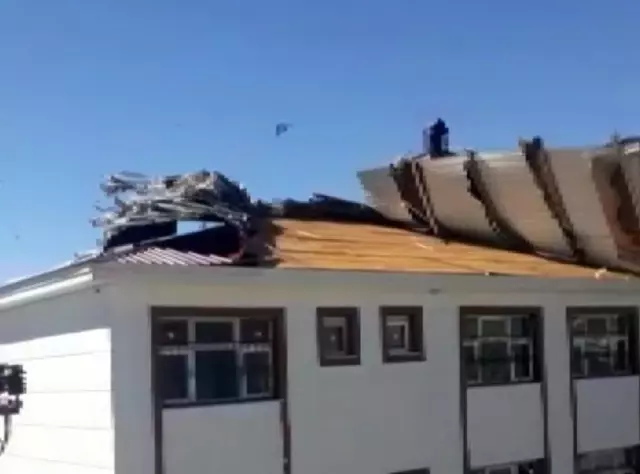 Çatılar kağıt gibi uçtu