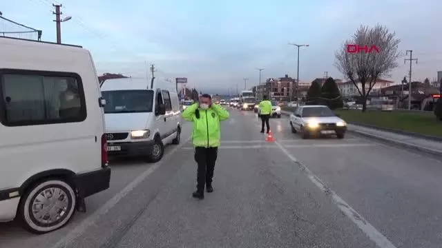 DÜZCE Kaçmaya çalışan sürücünün otomobilinde uyuşturucu ele geçti DÜZCE Kaçmaya çalışan sürücünün otomobilinde uyuşturucu ele geçti