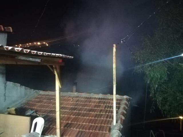 Gözü dönmüş adam, karısı ve kızının içinde bulunduğu evi yaktı