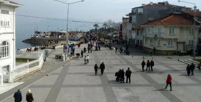 Güzel havayı gören sahile akın etti Güzel havayı gören sahile akın etti