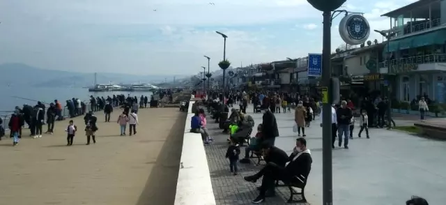 Güzel havayı gören sahile akın etti Güzel havayı gören sahile akın etti