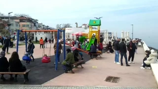Güzel havayı gören sahile akın etti Güzel havayı gören sahile akın etti