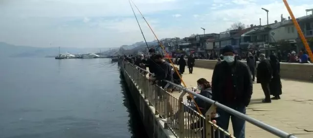 Güzel havayı gören sahile akın etti Güzel havayı gören sahile akın etti