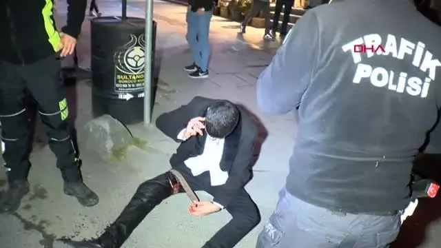 İSTANBUL-SULTANGAZİ'DE ÖNÜNÜ KESTİKLERİ KİŞİYİ SİGARA VERMEYİNCE BIÇAKLADILAR İSTANBUL-SULTANGAZİ'DE ÖNÜNÜ KESTİKLERİ KİŞİYİ SİGARA VERMEYİNCE BIÇAKLADILAR