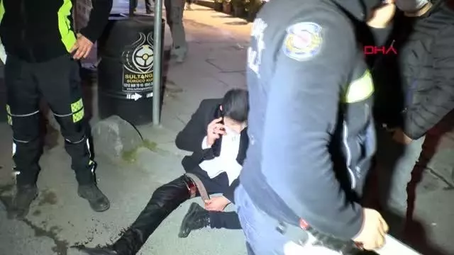 İSTANBUL-SULTANGAZİ'DE ÖNÜNÜ KESTİKLERİ KİŞİYİ SİGARA VERMEYİNCE BIÇAKLADILAR İSTANBUL-SULTANGAZİ'DE ÖNÜNÜ KESTİKLERİ KİŞİYİ SİGARA VERMEYİNCE BIÇAKLADILAR