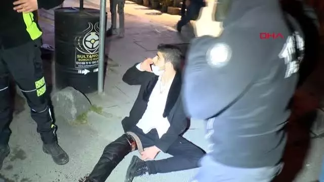 İSTANBUL-SULTANGAZİ'DE ÖNÜNÜ KESTİKLERİ KİŞİYİ SİGARA VERMEYİNCE BIÇAKLADILAR İSTANBUL-SULTANGAZİ'DE ÖNÜNÜ KESTİKLERİ KİŞİYİ SİGARA VERMEYİNCE BIÇAKLADILAR