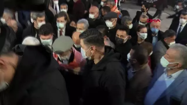 İZMİR Kılıçdaroğlu'na esnaftan bozuk yol tepkisi İZMİR Kılıçdaroğlu'na esnaftan bozuk yol tepkisi