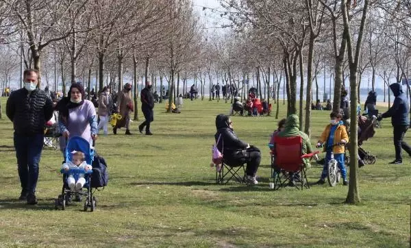 KOCAELİ İzmit'te güneşli havayı görenler sahile akın etti KOCAELİ İzmit'te güneşli havayı görenler sahile akın etti