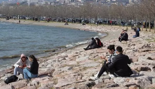 KOCAELİ İzmit'te güneşli havayı görenler sahile akın etti KOCAELİ İzmit'te güneşli havayı görenler sahile akın etti