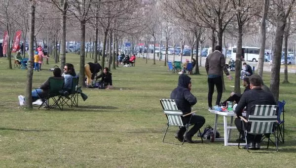 KOCAELİ İzmit'te güneşli havayı görenler sahile akın etti KOCAELİ İzmit'te güneşli havayı görenler sahile akın etti