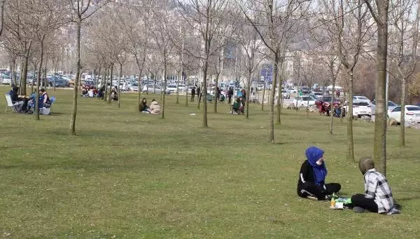 KOCAELİ İzmit'te güneşli havayı görenler sahile akın etti KOCAELİ İzmit'te güneşli havayı görenler sahile akın etti