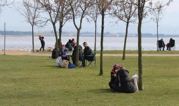 KOCAELİ İzmit'te güneşli havayı görenler sahile akın etti KOCAELİ İzmit'te güneşli havayı görenler sahile akın etti