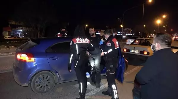 DÜZCE Kaçmaya çalışan sürücünün otomobilinde uyuşturucu ele geçti DÜZCE Kaçmaya çalışan sürücünün otomobilinde uyuşturucu ele geçti
