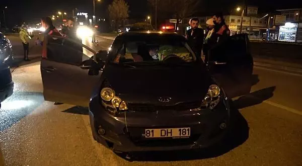 DÜZCE Kaçmaya çalışan sürücünün otomobilinde uyuşturucu ele geçti DÜZCE Kaçmaya çalışan sürücünün otomobilinde uyuşturucu ele geçti