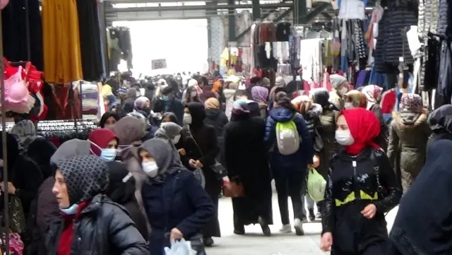 Kadınlar kıyafet pazarına akın etti Kadınlar kıyafet pazarına akın etti