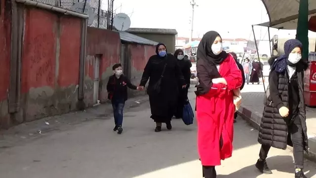 Kadınlar kıyafet pazarına akın etti Kadınlar kıyafet pazarına akın etti