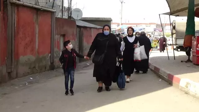 Kadınlar kıyafet pazarına akın etti Kadınlar kıyafet pazarına akın etti