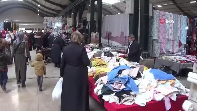 Kadınlar kıyafet pazarına akın etti Kadınlar kıyafet pazarına akın etti