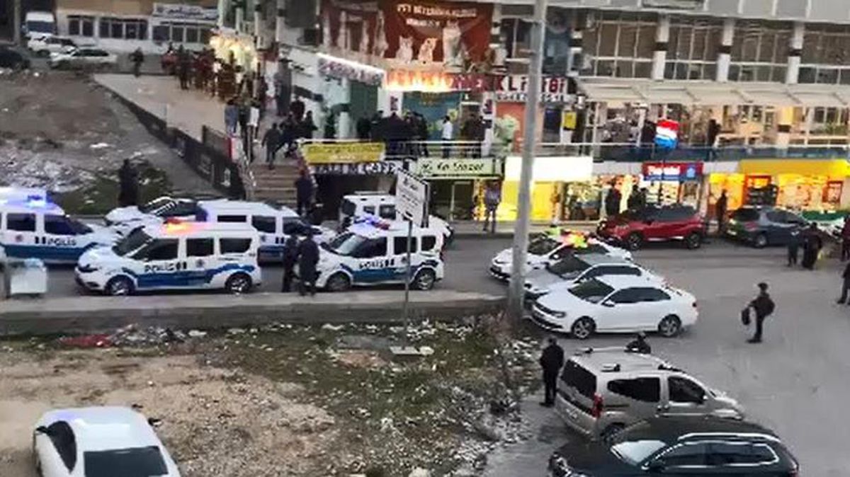 Kadınların erkek kavgası! 'Sevgilimle nasıl ilişki yaşarsın?' deyip ev bastı