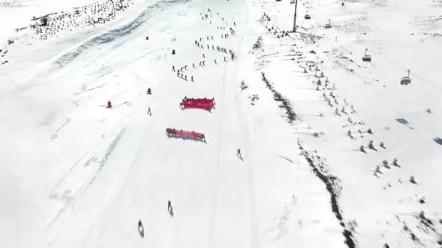 Kayakçılar Yıldız Dağı'nda bayraklı iniş gösterisi sundu Kayakçılar Yıldız Dağı'nda bayraklı iniş gösterisi sundu
