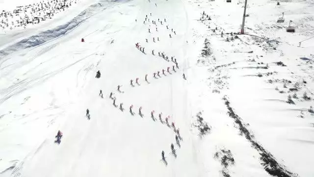 Kayakçılar Yıldız Dağı'nda bayraklı iniş gösterisi sundu Kayakçılar Yıldız Dağı'nda bayraklı iniş gösterisi sundu