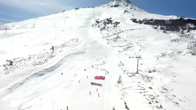 Kayakçılar Yıldız Dağı'nda bayraklı iniş gösterisi sundu Kayakçılar Yıldız Dağı'nda bayraklı iniş gösterisi sundu