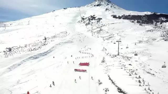 Kayakçılar Yıldız Dağı'nda bayraklı iniş gösterisi sundu Kayakçılar Yıldız Dağı'nda bayraklı iniş gösterisi sundu