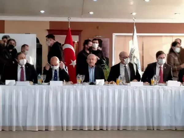 İZMİR Kılıçdaroğlu'na esnaftan bozuk yol tepkisi İZMİR Kılıçdaroğlu'na esnaftan bozuk yol tepkisi