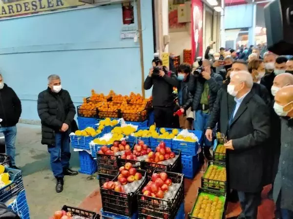 İZMİR Kılıçdaroğlu'na esnaftan bozuk yol tepkisi İZMİR Kılıçdaroğlu'na esnaftan bozuk yol tepkisi