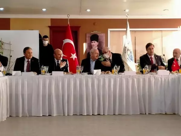 İZMİR Kılıçdaroğlu'na esnaftan bozuk yol tepkisi İZMİR Kılıçdaroğlu'na esnaftan bozuk yol tepkisi