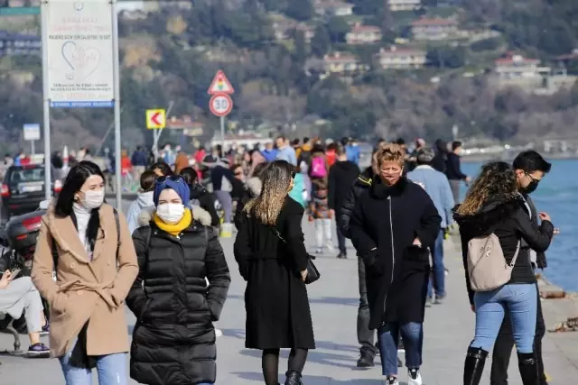 Kısıtlamasız Cumartesi'yi fırsat bilen İstanbullular Arnavutköy Sahili'ne akın etti Kısıtlamasız Cumartesi'yi fırsat bilen İstanbullular Arnavutköy Sahili'ne akın etti
