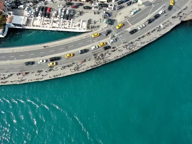 Kısıtlamasız Cumartesi'yi fırsat bilen İstanbullular Arnavutköy Sahili'ne akın etti Kısıtlamasız Cumartesi'yi fırsat bilen İstanbullular Arnavutköy Sahili'ne akın etti