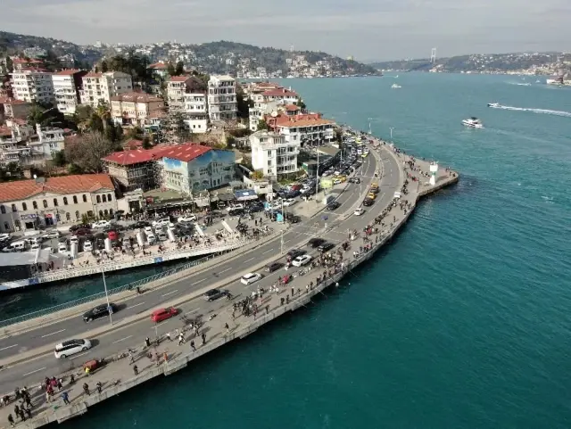 Kısıtlamasız Cumartesi'yi fırsat bilen İstanbullular Arnavutköy Sahili'ne akın etti Kısıtlamasız Cumartesi'yi fırsat bilen İstanbullular Arnavutköy Sahili'ne akın etti