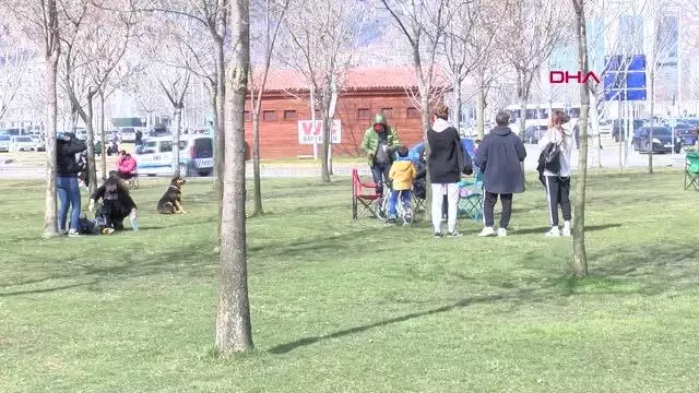KOCAELİ İzmit'te güneşli havayı görenler sahile akın etti KOCAELİ İzmit'te güneşli havayı görenler sahile akın etti