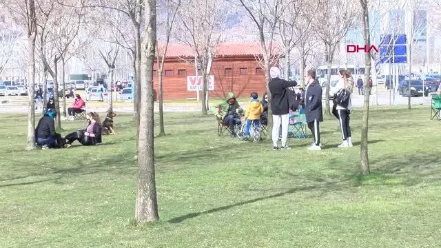 KOCAELİ İzmit'te güneşli havayı görenler sahile akın etti KOCAELİ İzmit'te güneşli havayı görenler sahile akın etti