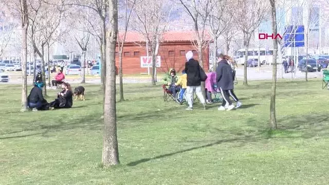 KOCAELİ İzmit'te güneşli havayı görenler sahile akın etti KOCAELİ İzmit'te güneşli havayı görenler sahile akın etti