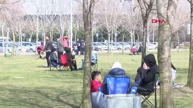 KOCAELİ İzmit'te güneşli havayı görenler sahile akın etti KOCAELİ İzmit'te güneşli havayı görenler sahile akın etti