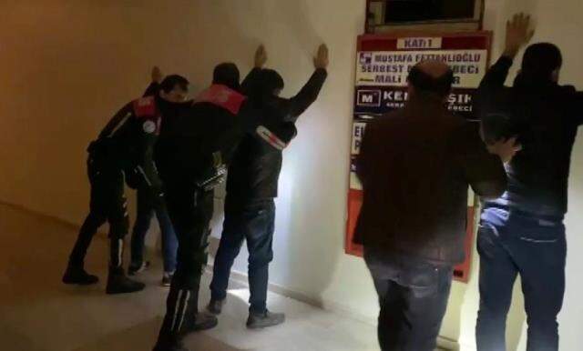 Kumar baskınında nereye kaçacağını şaşıran şüpheliler havalandırma boşluğunda yakalandılar