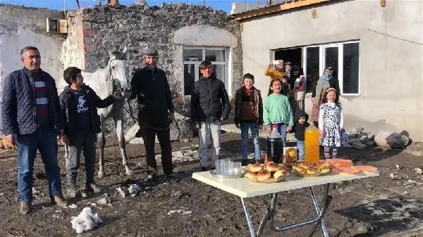 Şampiyon yarış atı Kelebek'e pastalı doğum günü Şampiyon yarış atı Kelebek'e pastalı doğum günü