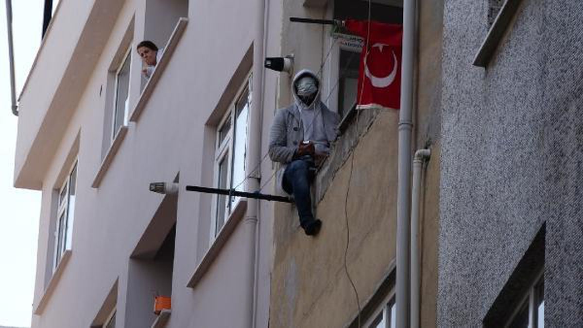 Kriz geçiren şahıs, evdeki eşyaları sokağa attı! Özel harekat polisi devreye girdi