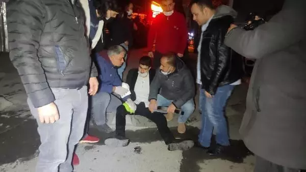 İSTANBUL-SULTANGAZİ'DE ÖNÜNÜ KESTİKLERİ KİŞİYİ SİGARA VERMEYİNCE BIÇAKLADILAR İSTANBUL-SULTANGAZİ'DE ÖNÜNÜ KESTİKLERİ KİŞİYİ SİGARA VERMEYİNCE BIÇAKLADILAR