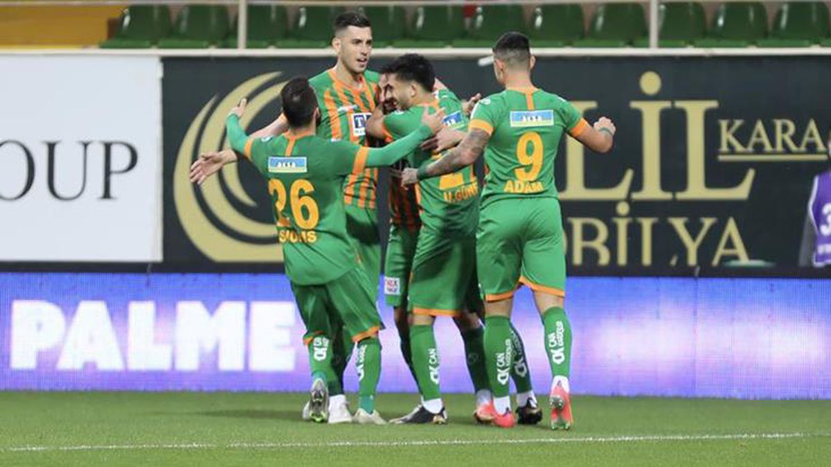 Süper Lig'de 30. hafta maçında Alanyaspor, sahasında Antalyaspor'u 4-0 yendi