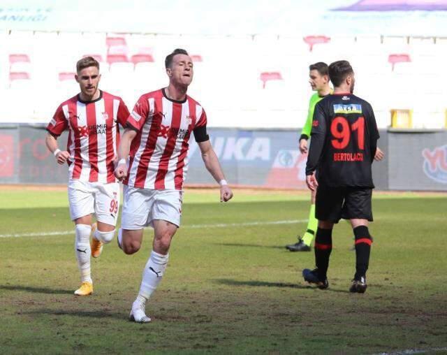 Süper Lig'in 30. hafta maçında Sivasspor, sahasında Fatih Karagümrük'ü 1-0 yendi