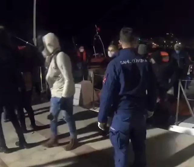 Sürüklenen lastik bottaki 34 düzensiz göçmen kurtarıldı Sürüklenen lastik bottaki 34 düzensiz göçmen kurtarıldı