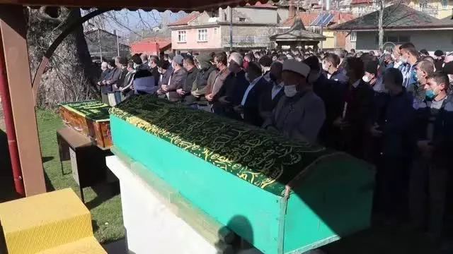 Trafik kazasında hayatını kaybeden iki gencin cenazesi toprağa verildi