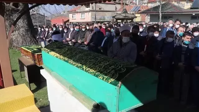 Trafik kazasında hayatını kaybeden iki gencin cenazesi toprağa verildi