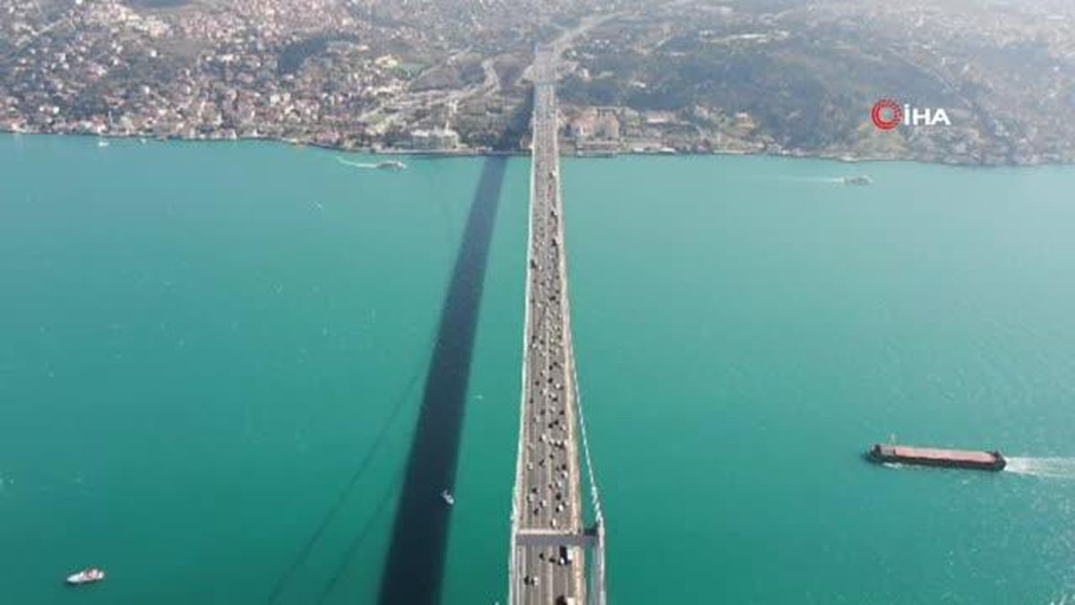 Turkuaza bürünen İstanbul Boğazı görüntülendi